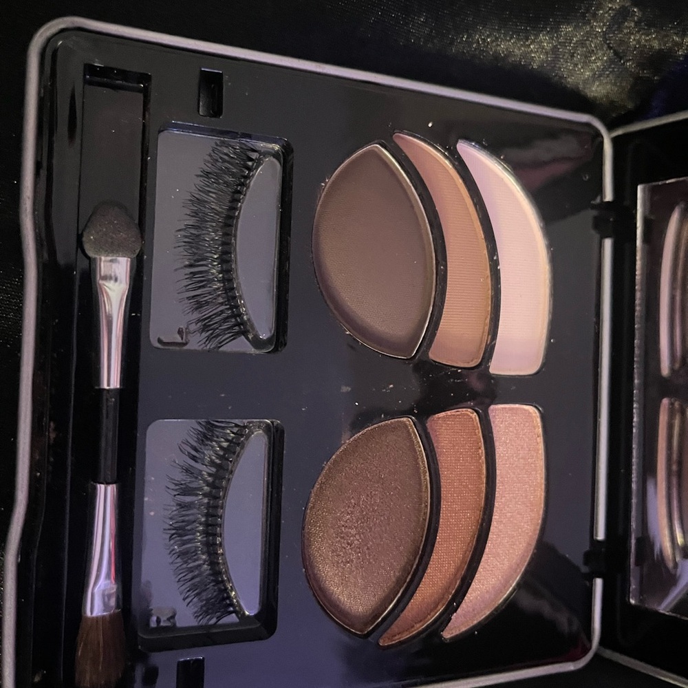 Makeover Essentials Set - Picture 5 of 15
